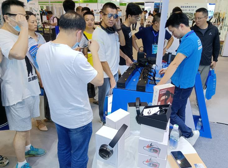 游客在体验慧投科技的产品